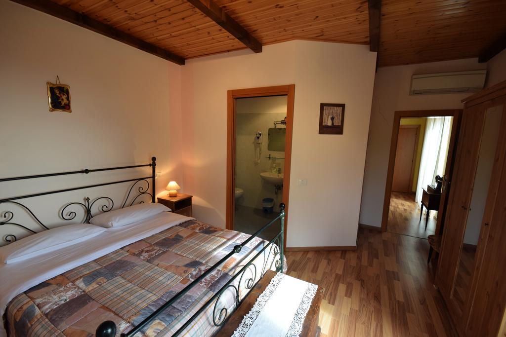 Agriturismo Al Rifugio Divino Belvedere Ostrense Kültér fotó