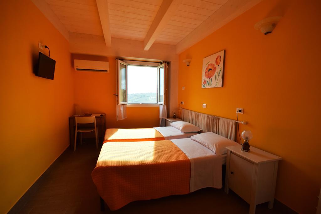 Agriturismo Al Rifugio Divino Belvedere Ostrense Kültér fotó